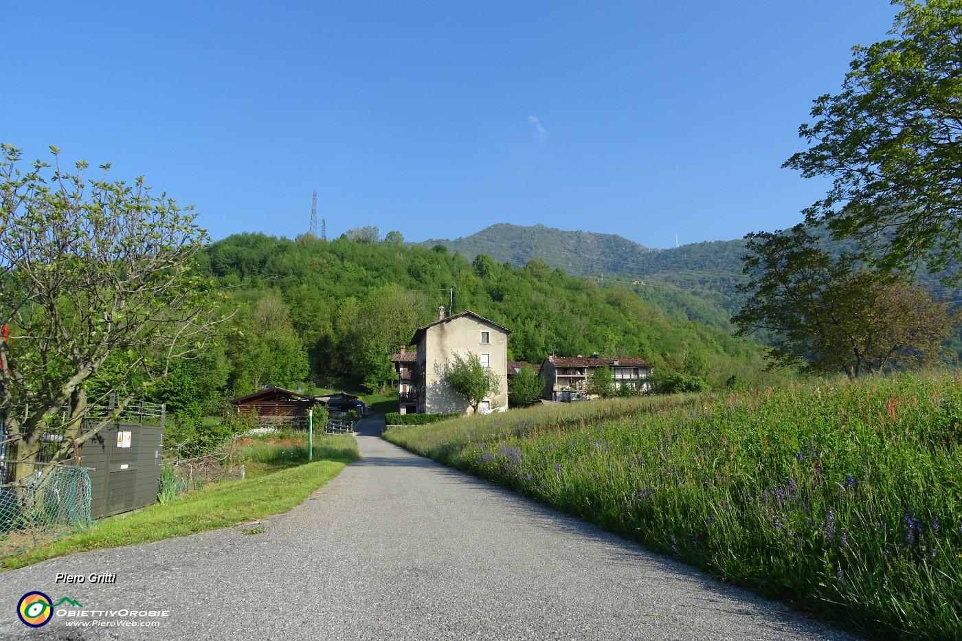 21 Seguendo la stradetta asfaltata verso la frazione di Padronecco (545 m).JPG